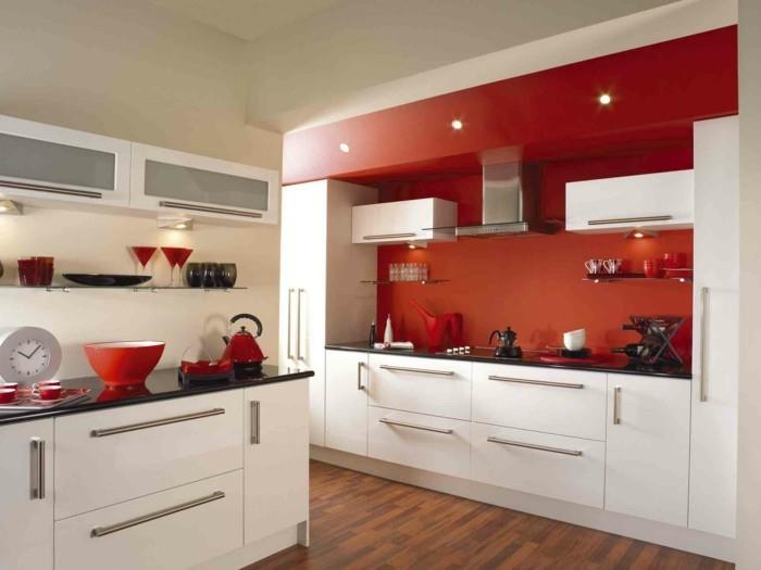 ζωντανές ιδέες κουζίνα κόκκινη κουζίνα πίσω τοίχος λευκά ντουλάπια κουζίνας