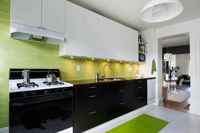 ζωντανές ιδέες κουζίνα μαύρα λευκά ντουλάπια κουζίνας πράσινοι δρομείς χαλιών