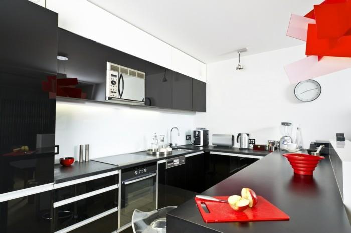 μοντέρνα κουζίνα σε ασπρόμαυρο χρώμα με κόκκινες πινελιές και σχήμα u
