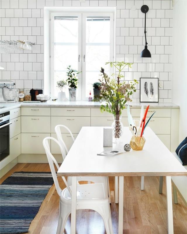 ζωντανές ιδέες κουζίνας λευκά πλακάκια τοίχου και λευκά έπιπλα ανανεωμένα από δρομείς μπλε χαλιών
