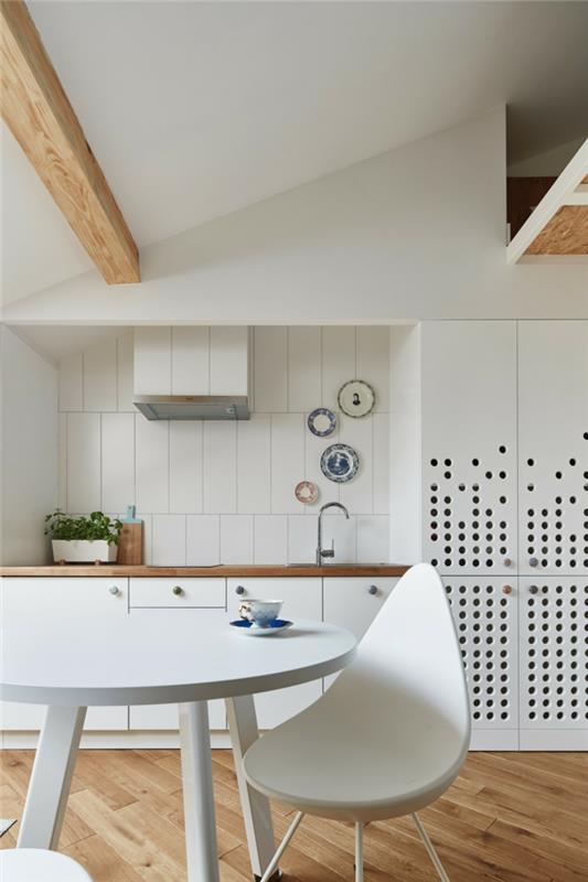 ιδέες διαβίωσης κουζίνα dachschraege λευκά έπιπλα ξύλινο πάτωμα