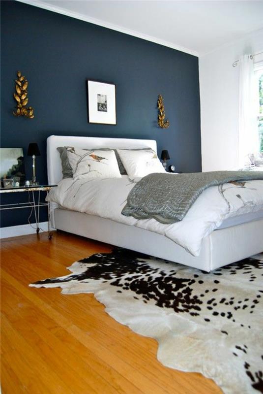 ιδέες διαβίωσης υπνοδωμάτιο μπλε τοίχοι γούνινο χαλί λευκό κρεβάτι
