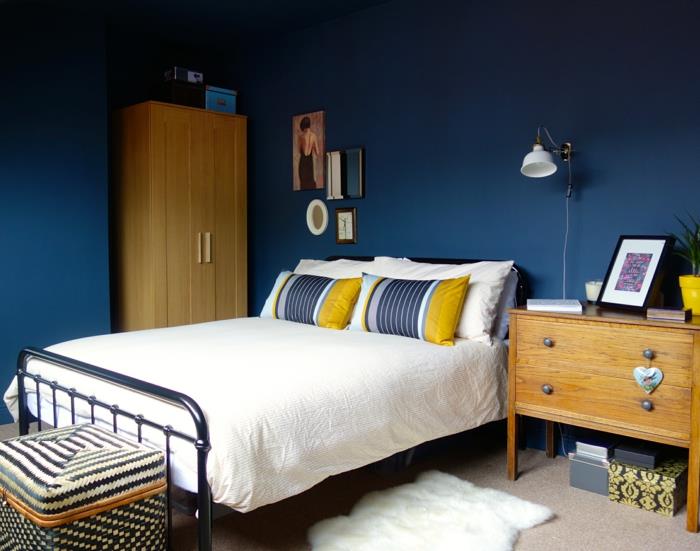 ιδέες διαβίωσης υπνοδωμάτιο μπλε τοίχοι χαλί ξύλινα έπιπλα