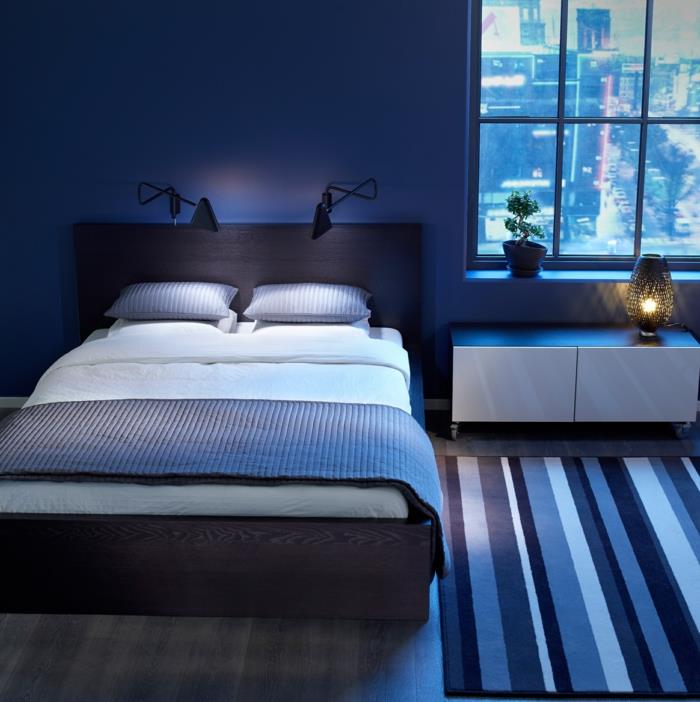 ιδέες διαβίωσης υπνοδωμάτιο σκούρο μπλε τοίχοι ριγέ χαλί αρσενικό