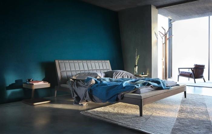 ιδέες διαβίωσης υπνοδωμάτιο γκρι δάπεδο μπλε τοίχος προφοράς και όμορφο μπλε κλινοσκεπάσμα