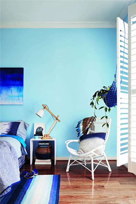 ιδέες διαβίωσης υπνοδωμάτιο γαλάζιοι τοίχοι ριγέ χαλί φρέσκο