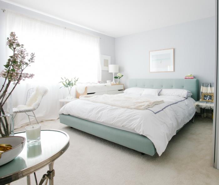 ιδέες διαβίωσης υπνοδωμάτιο ανοιχτό πράσινο κρεβάτι αέρινες κουρτίνες μοκέτα στο πάτωμα