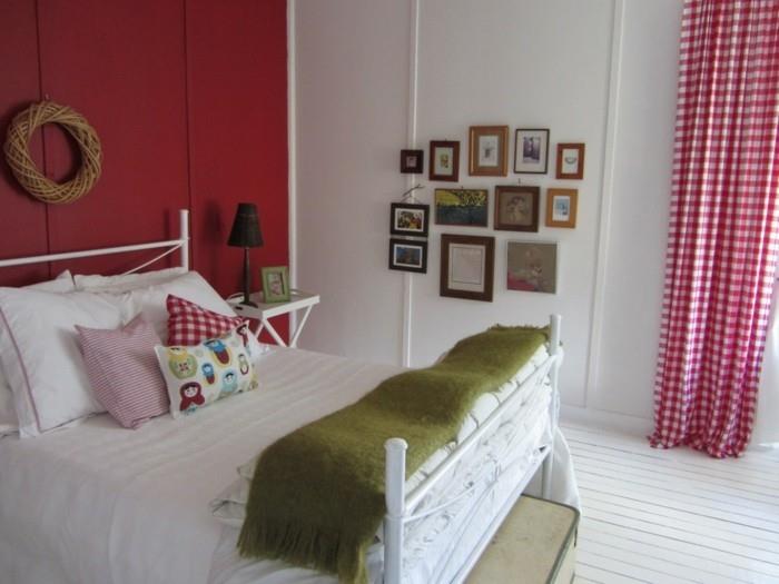 ιδέες διαβίωσης κρεβατοκάμαρα κόκκινη προφορά τοίχου ελαφρύ χαλί ρίξτε μαξιλάρια