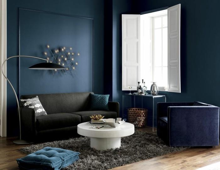 ιδέες σαλονιού σαλόνι σκούρο μπλε τοίχοι και μαύρο φωτιστικό δαπέδου