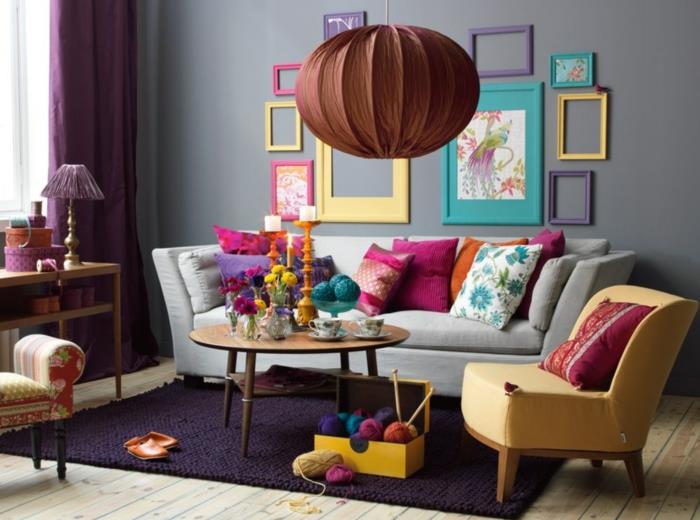 σαλόνι σαλόνι γκρι χρώμα τοίχου ανανεωμένο με πολύχρωμες κορνίζες