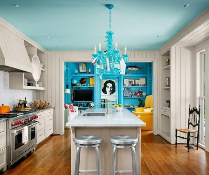 τραπεζαρία με λευκό νησί κουζίνας και μπλε τοίχο