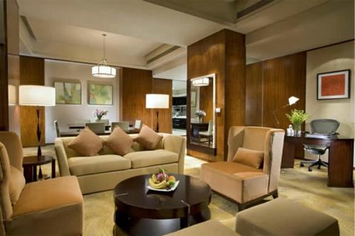 ζεστή ατμόσφαιρα σαλόνι καναπές πολυθρόνα kissne τραπεζάκι σαλονιού γύρο