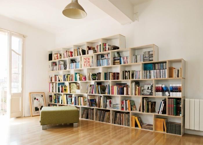 διαμέρισμα που διακοσμεί ανοιχτά ράφια με πολλά βιβλία
