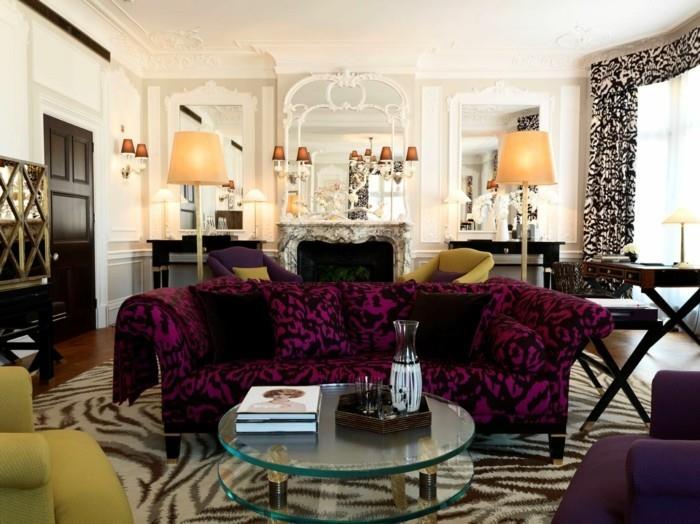 ιδέες επίπλωσης διαμερίσματος σαλόνι εκλεκτικού στιλ μοβ καναπές στρογγυλό γυάλινο τραπέζι