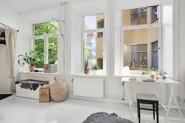 Σκανδιναβική επίπλωση παράθυρο γραφείου σπιτιού φυσικό φως