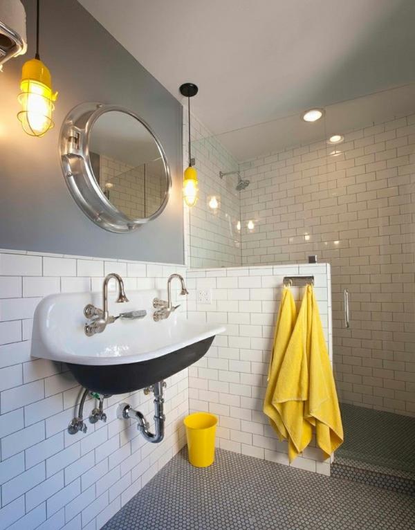 ομορφύνει διαμέρισμα λευκά πλακάκια τοίχου μπάνιου κίτρινες πετσέτες