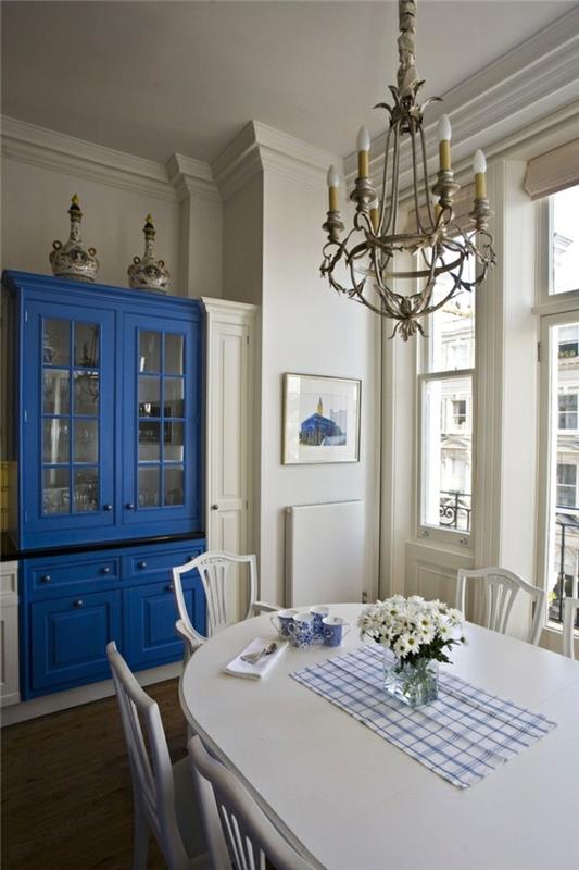 έπιπλα σπιτιού φωτεινά χρώματα τραπεζαρία βιτρίνα μεταλλικό πολυέλαιο μπλε ντουλάπι
