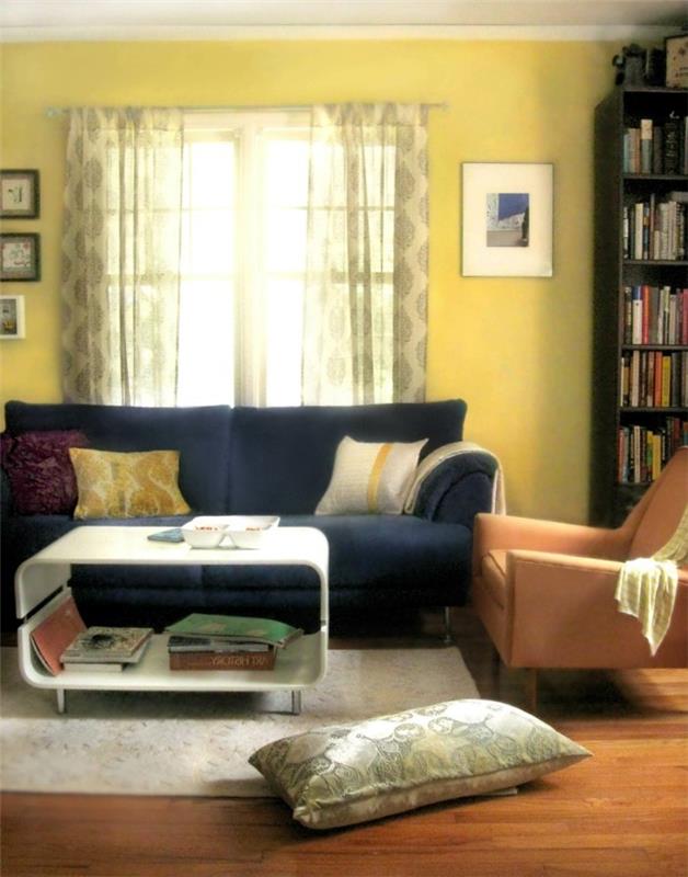 έπιπλα σπιτιού ανοιχτό κίτρινο χρώμα τοίχου σκούρο καναπέ λευκό χαλί