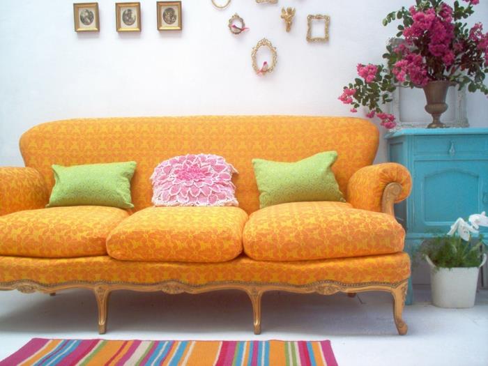 ιδέες διακόσμησης σπιτιού πορτοκαλί καναπές ριγέ χαλί