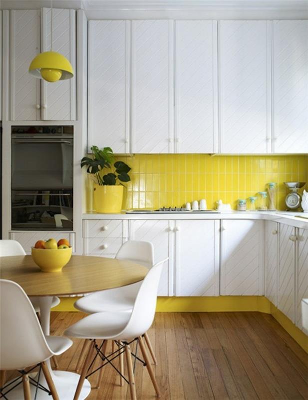έπιπλα διαμερίσματα έπιπλα κουζίνας κίτρινα κουζινάκια πίσω τοίχοι λευκά ντουλάπια κουζίνας