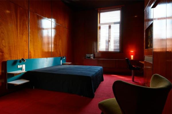 ιδέες σχεδιασμού διαμερίσματος κρεβατοκάμαρα κρεβάτι κόκκινο χαλί