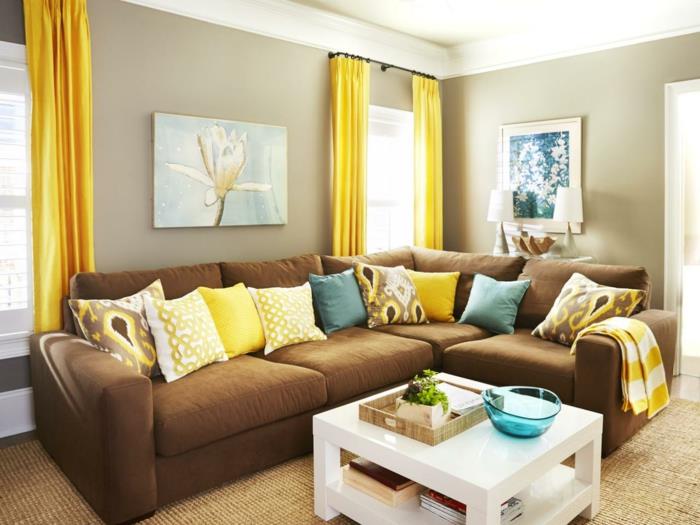 σαλόνι καφέ καφέ καναπές μπεζ τοίχοι κίτρινες κουρτίνες