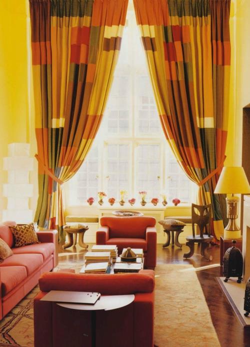 σαλόνι σχεδιάζει πολύχρωμες κουρτίνες πορτοκαλί-κόκκινα καθίσματα