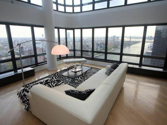 σαλόνι επιπλωμένο φωτιστικό δαπέδου γωνιακός καναπές παράθυρο με μοτίβο ζέβρας