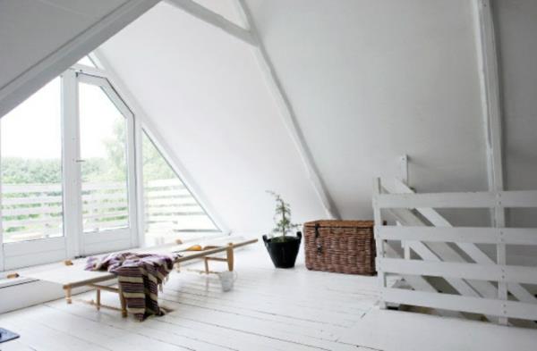 Επιπλώστε το σαλόνι με μεγάλα παράθυρα λευκή επίπλωση