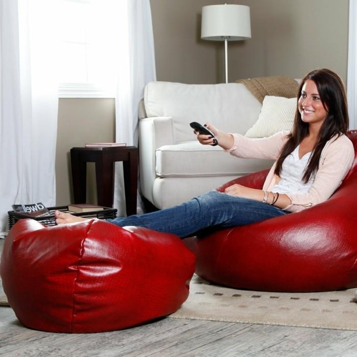 Επιπλωμένο σαλόνι με τσάντες φασολιών κόκκινη τηλεόραση