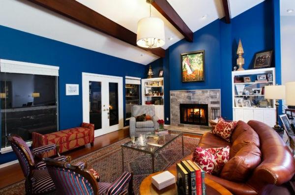 σαλόνι χρώματα υφές σκούρο μπλε τοίχο