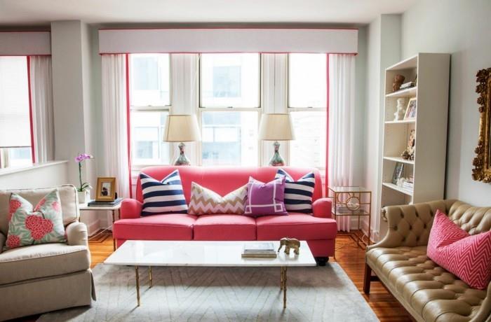σχεδιασμός σαλονιού ροζ καναπές φωτεινό χαλί και φρέσκες πινελιές