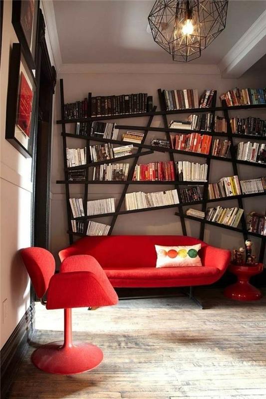 κόκκινα έπιπλα και ένα φανταχτερό σαλόνι με βιβλιοθήκη