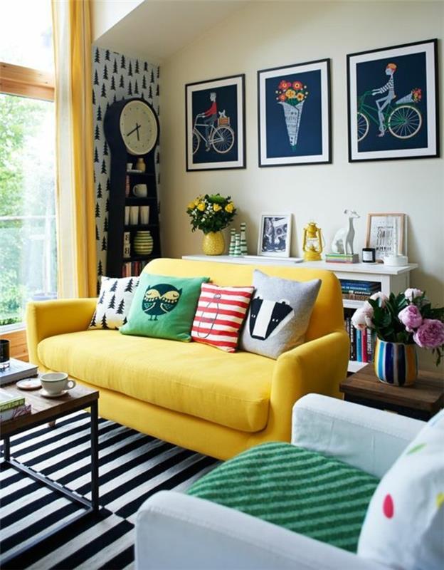 το σαλόνι δημιουργεί ζωντανές ιδέες με ριγέ χαλί και κίτρινο καναπέ