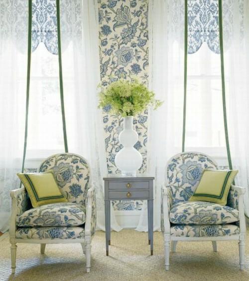 σαλόνι ιδέα γαλλική πολυθρόνα μαξιλάρια διακόσμηση μοτίβα floral μοτίβο κουρτίνες ηλιακό φως