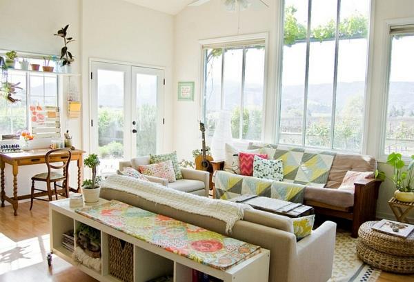σαλόνι εξοχικό σπίτι επιπλωμένο φωτεινά χρώματα