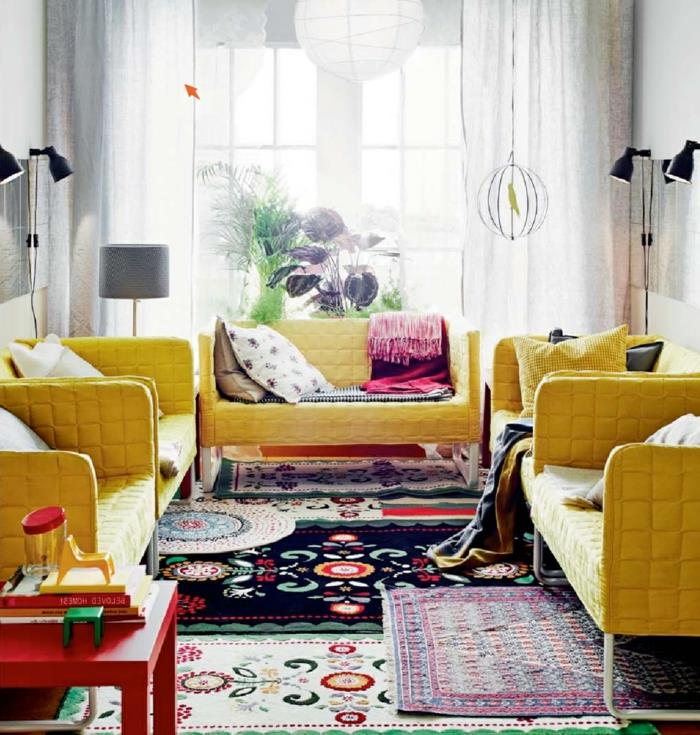 σαλόνι χωριάτικο στυλ κίτρινα έπιπλα χρωματιστά χαλιά αέρινες κουρτίνες
