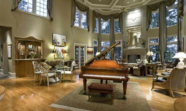σαλόνι-έπιπλα-πιάνο-παραδοσιακά-επιπλωμένα-ξύλινο πάτωμα-ψηλό ταβάνι