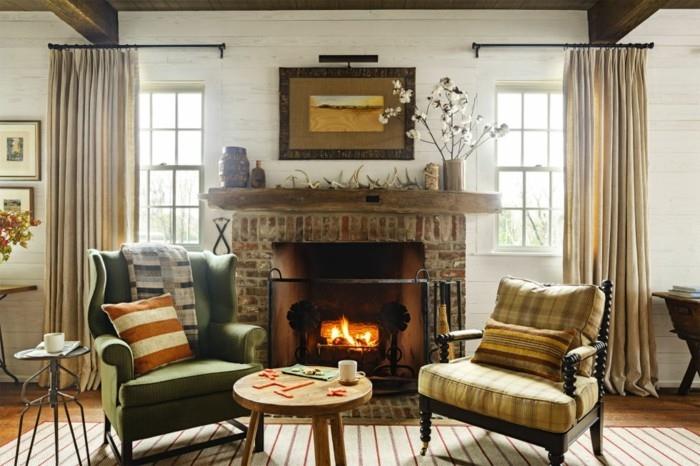 σαλόνι με τζάκι και ρίξτε μαξιλάρια σε φθινοπωρινά χρώματα