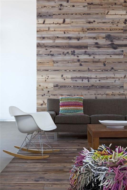 σαλόνι με ρουστίκ κουνιστή καρέκλα τοίχου και χρωματιστές πινελιές