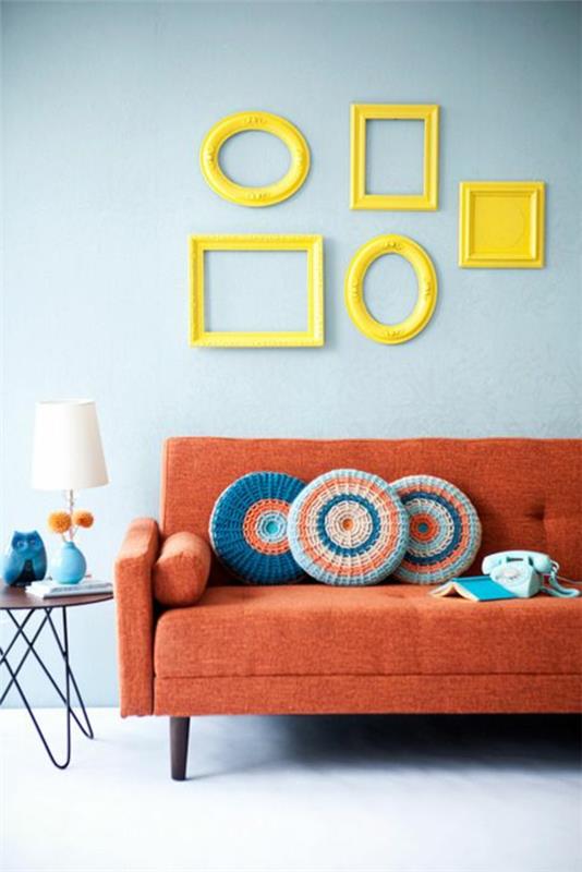 σαλόνι πορτοκαλί καναπές στρογγυλή ρίψη μαξιλαριών διακόσμηση τοίχου