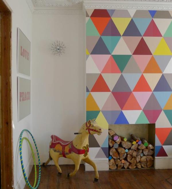σαλόνι ιδέες σχεδιασμού τοίχου ταπετσαρία μοτίβο γεωμετρικά σχήματα χρωματιστά τρίγωνα