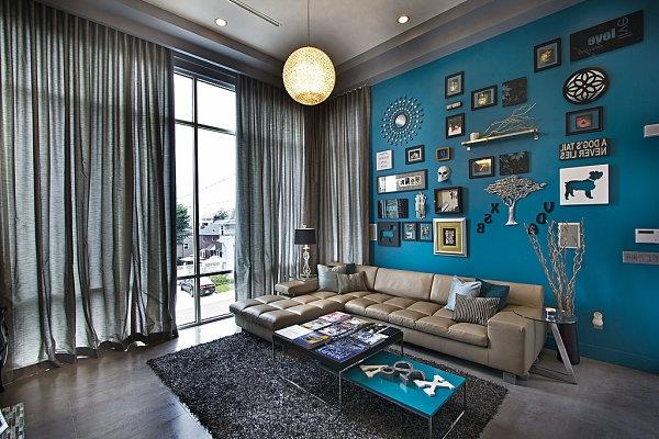 σαλόνι Wohnlandaschaften δερμάτινος καναπές κρεμαστά φωτιστικά χρώματα μπλε