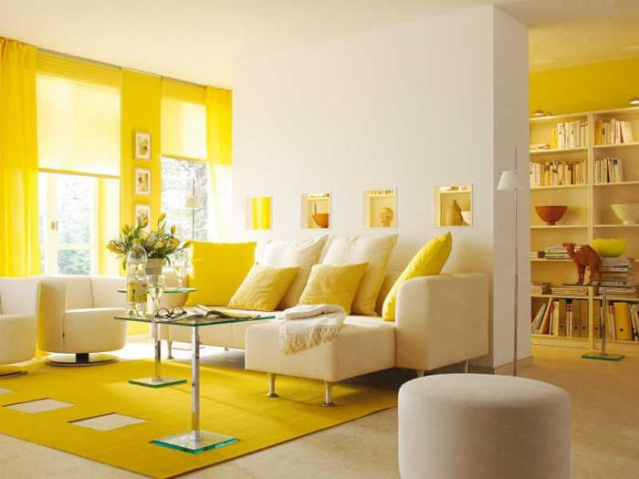 σαλόνι χαλί κίτρινες κίτρινες κουρτίνες γυάλινα τραπέζια