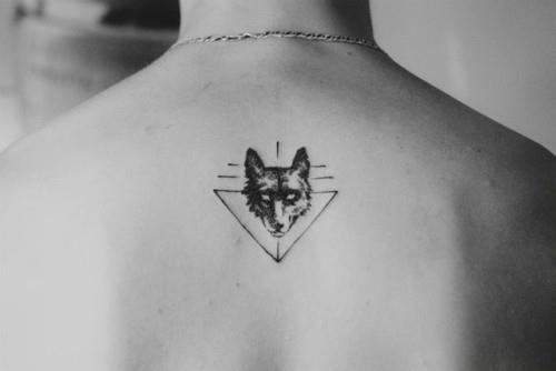 λύκος πίσω μικρά τατουάζ άνδρες