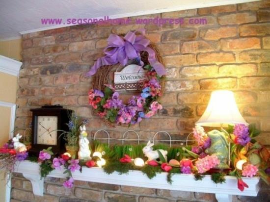 όμορφο πολύχρωμο εορταστικό πορσελάνινο λαγουδάκι λαγουδάκι Πάσχα διακόσμηση τοίχο από τούβλο