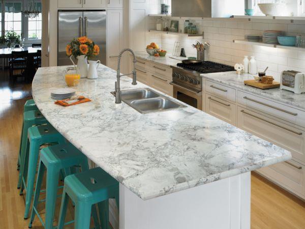 όμορφο εσωτερικό με σκαμπό μπαρ laminate σε τιρκουάζ