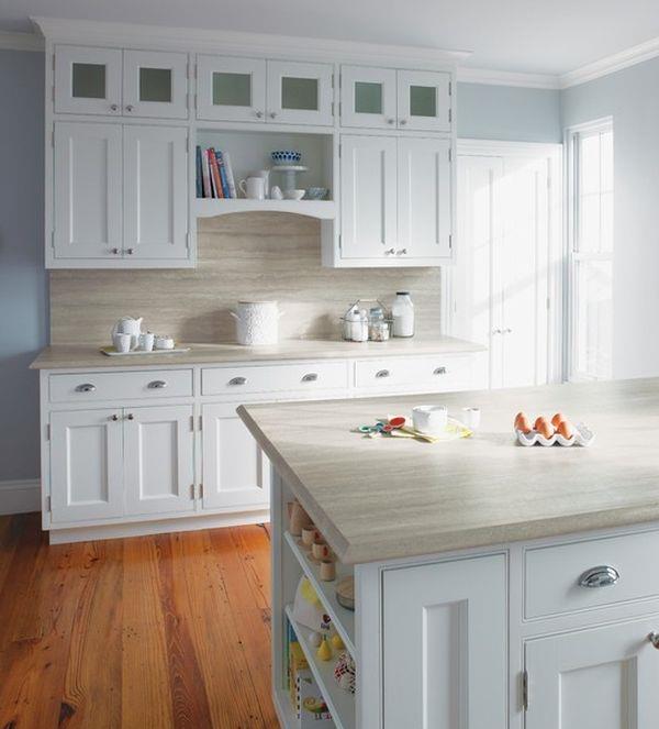 όμορφο εσωτερικό με ξύλινες σανίδες laminate και λευκά ρετρό έπιπλα
