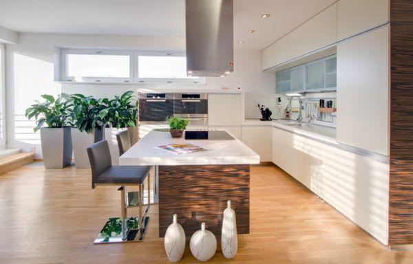 όμορφο εσωτερικό με laminate σε ανοιχτές αποχρώσεις