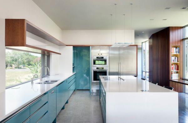 όμορφο εσωτερικό με μινιμαλιστικό laminate γυαλιστερό σε λευκό και τυρκουάζ χρώμα